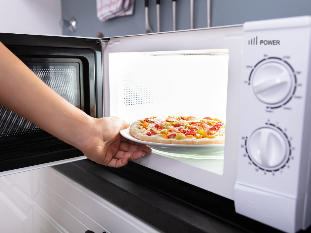 Pizza en microondas - ¡Receta fácil, rápida y crujiente!